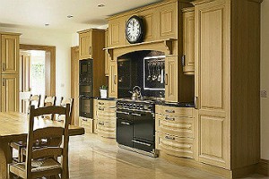Turin Lissa Oak Traditional Kitchen Design. Award Bedrooms and Kitchens, Walkinstown, Dublin Suppliers of fitted kithens, kitchen cabinets, kitchen designs, kitchen prices.