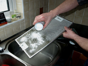Applying bicarbonate of soda to the surface of the extractor filter