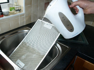 Pouring boiling water on the extractor filter